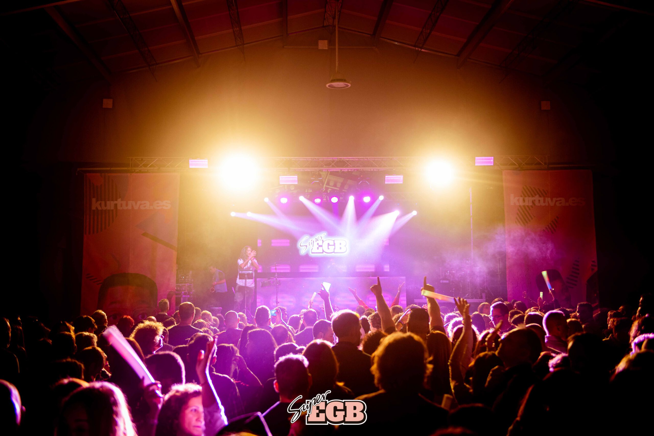 Fiesta Super EGB con público y espectáculo en directo