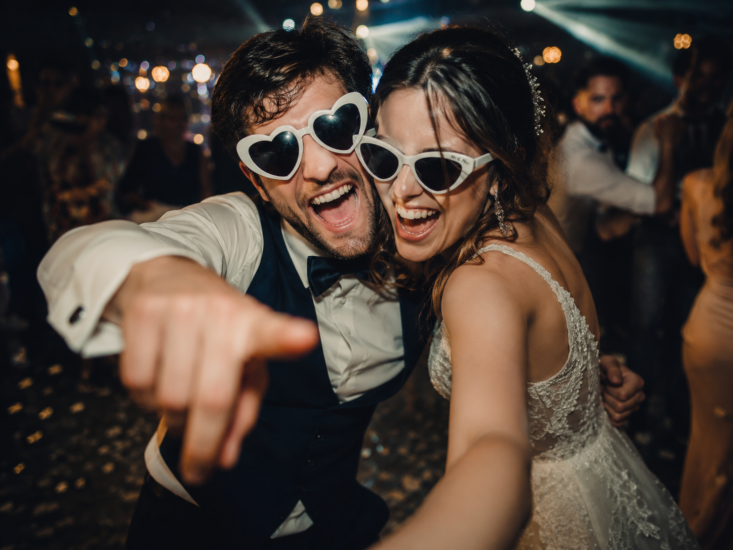 Pareja celebrando su boda en la pista de baile